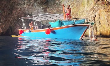 Bateau en bois traditionnel à louer à Budva