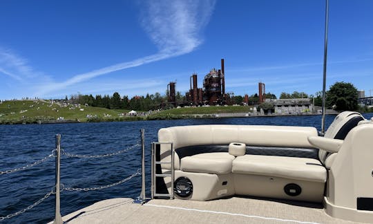 Lake Union cruise on Seattle's only Expandable Pontoon Boat