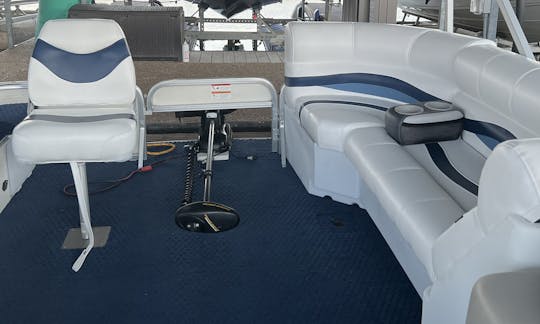 24 foot Sun Tracker Pontoon for rent in Rockwall