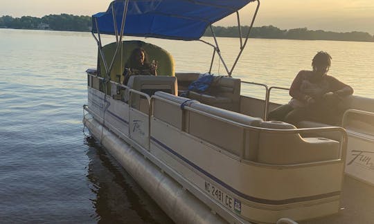 Pontoon Boat for Rent in Charlotte