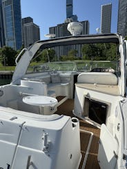 Location d'un yacht à moteur de 36 pieds au centre-ville de Chicago, au bord du lac (CAPITAINE INCLUS)