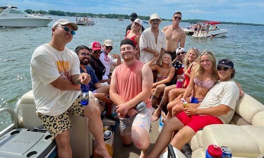 Up to 6 people Cruise Lake Minnetonka Bars, Bachelorette Parties and Big Island 