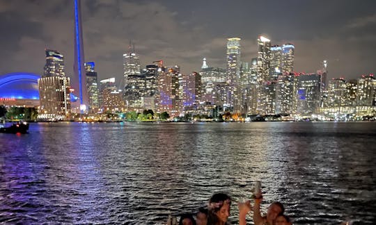 Yacht à moteur de luxe de 42 pieds avec pont ouvert et immense plateforme au centre-ville de Toronto