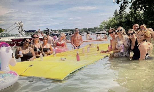 SeaRay SunDeck de 21 pies para el lago Pewaukee. Otros lagos a pedido.