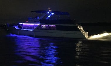 Alugue o Water Mega Yacht azul de 60 pés em Eagle Mountain Lake, Texas.