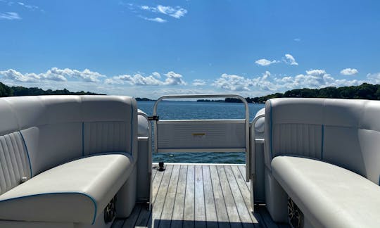 Qwest Luxury Tritoon Sport/Cruise on Stunning Lake Norman, NC!