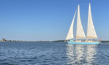 Grande goélette luxueusement aménagée pour les croisières privées, les baignades et les couchers de soleil