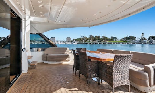 Yate a motor Monte Carlo Flybridge de 76 pies en Marina del Rey