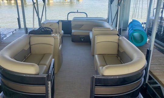 Boats at Lake Conroe | 23ft Crest Pontoon fits up to 10 people