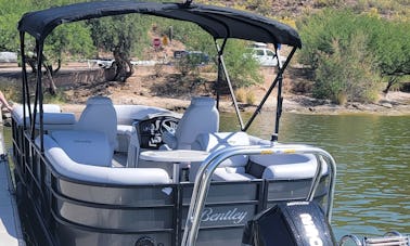 Barco flutuante Bentley de 24 pés para alugar em Saguaro ou Canyon Lake