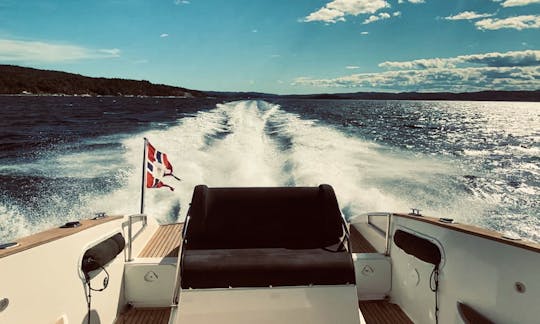 Cormate 27ft Motor Yacht for 7 people available in Oslo