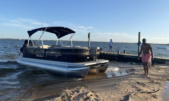 Boats at Lake Conroe | 23ft Crest Pontoon fits up to 10 people