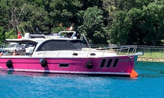 Motor Yacht Charter for 10 people in İstanbul