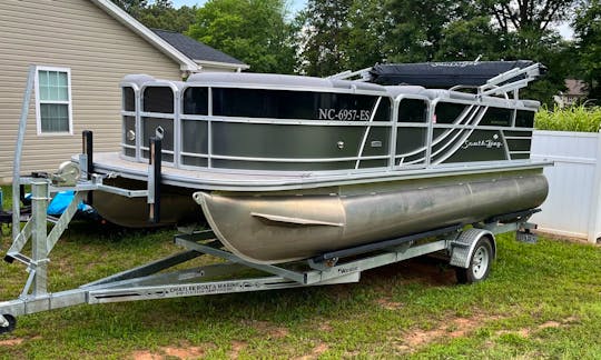 Southbay Saltwater Edition 220CR Pontoon for rent around and throughout NC