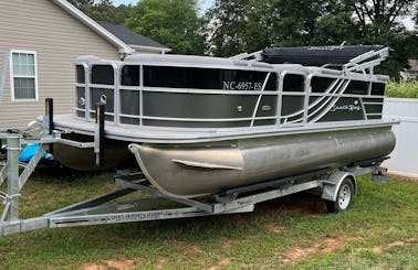 Southbay Saltwater Edition 220CR Pontoon for rent around and throughout NC