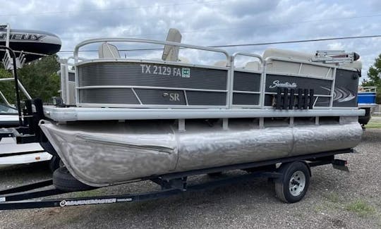 Barco de pesca Sweetwater Pontoon para alugar em George English Park perto do nascer do sol 