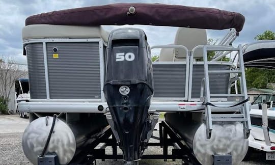 Barco de pesca Sweetwater Pontoon para alugar em George English Park perto do nascer do sol 