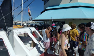 O barco de festa em catamarã (máximo de 49) inclui: 1 capitão, 1 companheiro e 1 barman