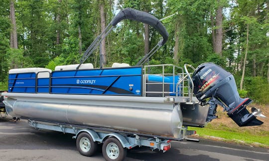 Ready for your lake experience on Lake Glenville!!! Climb aboard our 23ft Sweetwater tritoon with Yamaha 150 Vmax with seating for 12 and a free tube and tank of gas!!!