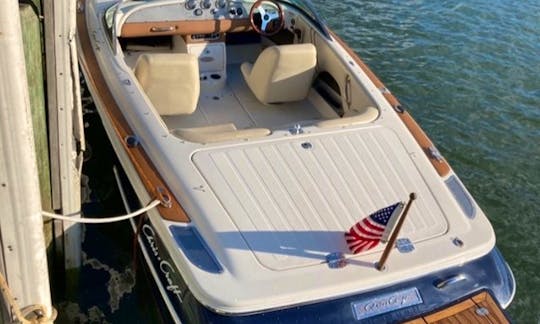 Beautiful Chris Craft for 2-3 guests!