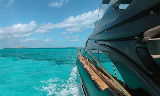 Alquiler de yate Flybridge Black Azimut de 56 pies en Cancún