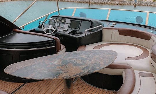Location de yacht flybridge Black Azimut de 56 pieds à Cancún
