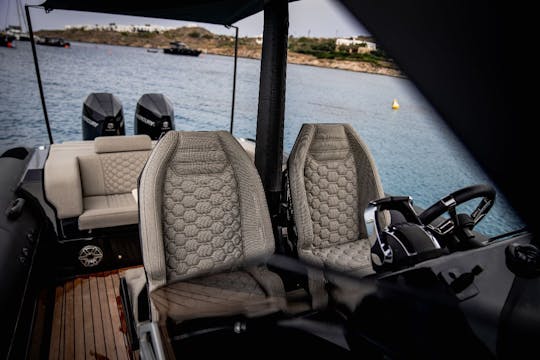 Survolez la mer Égée avec notre Technohull 38 Grand Sport !