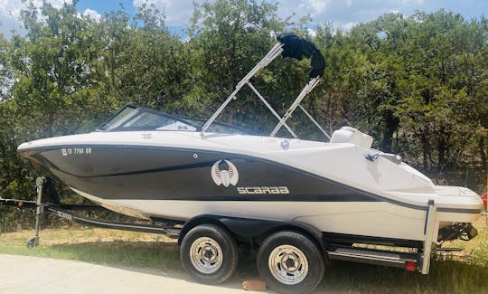 Scarab 215ID 2019 en el lago Possum Kingdom