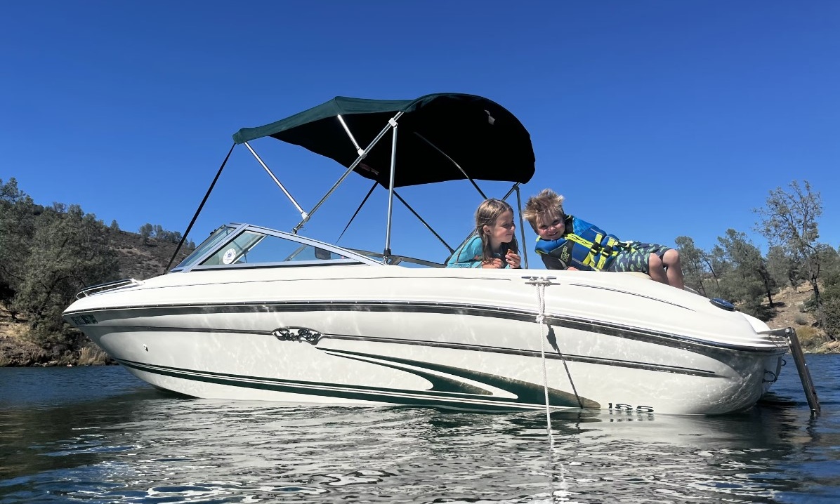 Sea Ray Boat for people available Pedro Lake | GetMyBoat