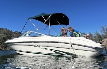 Sea Ray Bowrider can seat up to 8 people on New Mallones Lake