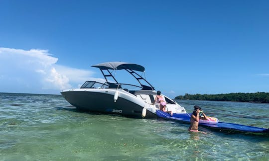 Nouveau bateau à moteur Yamaha de 25 pieds pouvant accueillir jusqu'à 10 personnes à Miami, en Floride