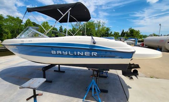 Have Fun with this Awesome 2012 Bayliner 185 Bowrider!  Power & Lots of Extras!