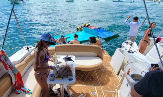 Fourwinns Motor Yacht for 12 people in Miami
