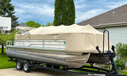 Sun Tracker Pontoon for rent in Madison, Wisconsin