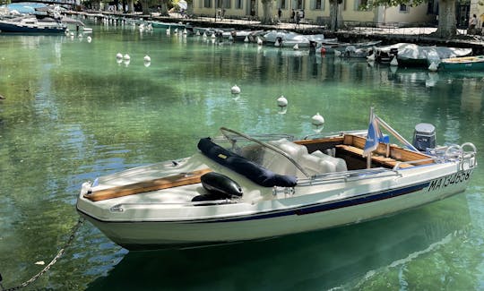 Vintage boat rental in Annecy