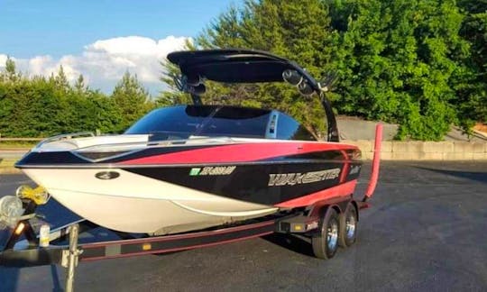 Come hit Lake Wylie in this absolutely beautiful Malibu Wakesetter Vtx!!!!