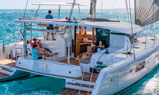 Lagoon 42’ 2019 for sleep-aboard island hop in Riviera Maya.