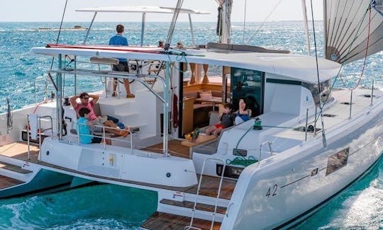 Lagoon 42’ 2019 for sleep-aboard island hop in Riviera Maya.