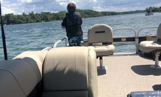 Fun in the sun in Pewaukee, Wisconsin with Suntracker Pontoon