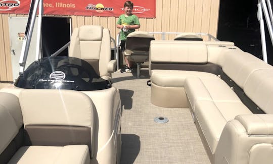 Fun in the sun in Pewaukee, Wisconsin with Suntracker Pontoon