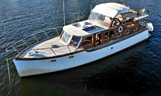 42ft Luxurious Mahogany Yacht With Bridge Deck Rental in Vancouver, British Columbia