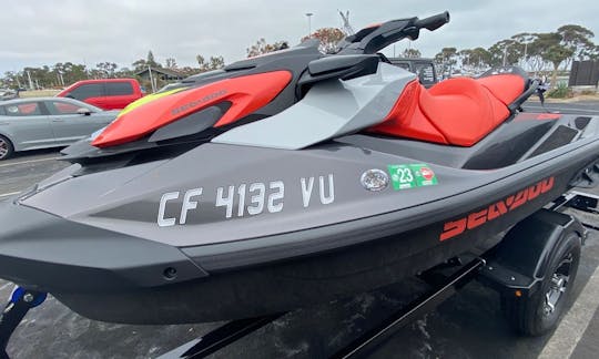 Louez nos jet-skis à Huntington Beach et aidez les jeunes de la région à s'amuser aussi !