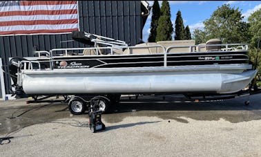 Fun in the sun in Pewaukee, Wisconsin with Suntracker Pontoon