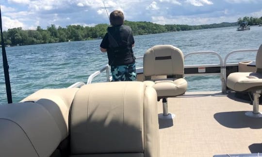 26ft Suntracker Pontoon available on Milwaukee River