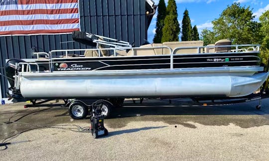 26ft Suntracker Pontoon available on Milwaukee River
