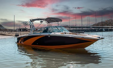 MasterCraft X55 WakeBoat para alugar no Lago Austin com tapete de água e pranchas de surfe