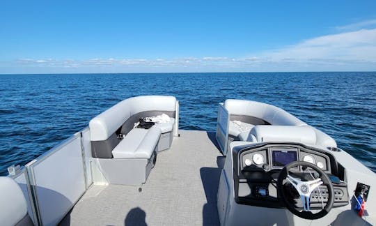 Bentley 200 Pontoon for 12 people in Miami Beach , Florida