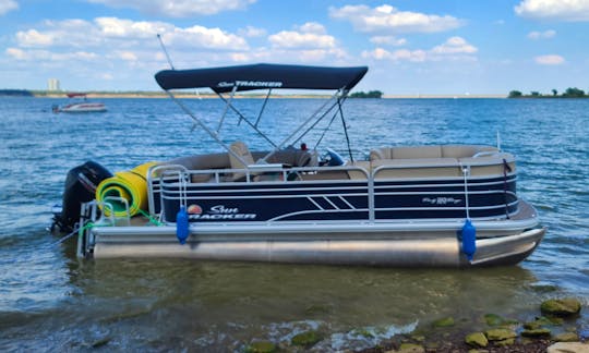 2023 Party Barge Pontoon DLX 20FT Sun Tracker Boat