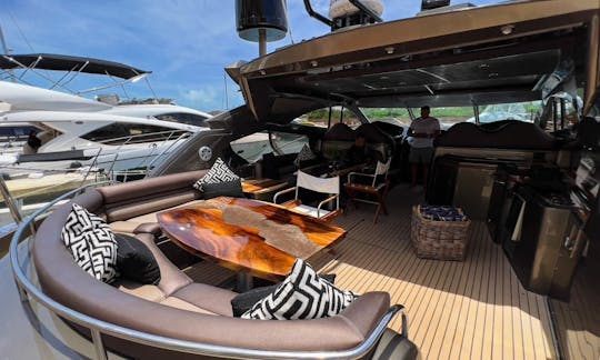 Diseño interior Versace del SUNSEEKER de 68 pies, en Cancún, MÉXICO