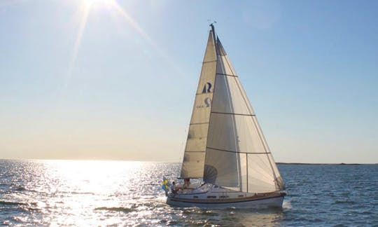 Trip to the island with Catalina Sailing Yacht Rental in Marina del Rey, California for up to 2 ppl